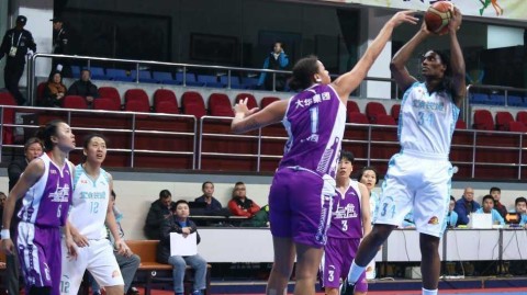 女篮巅峰对决：坎贝奇福尔斯肉搏，摩尔独木难支