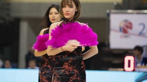 刚柔并济惊艳赛场 江苏肯帝亚啦啦队旗袍扇子舞演绎中国风