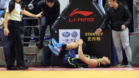 易建联膝盖重伤离场 广东17连胜之夜蒙阴影
