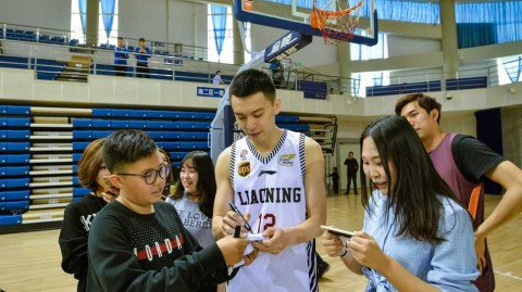 CBA颜值王杨鸣校园秀球技 引爆沈阳粉丝热情