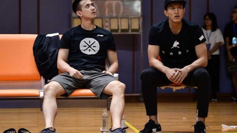 伤病侵袭下的辽篮双子星：郭艾伦与赵继伟场边观战，目睹球队季前赛惜败浙江