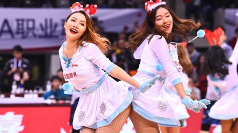 深圳烈豹主场篮球宝贝热力四射，网袜短裙舞动德比战