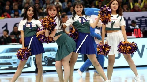 四川篮球宝贝长腿吸睛 CBA赛场上的靓丽风景线