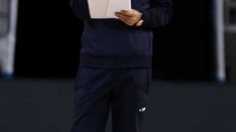 铁血继承者：王治郅督战第十八轮，八一队赛前挥汗备战