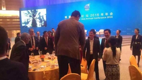 最萌身高差！马云姚明博鳌同框引热议，大佬间的俯仰瞬间