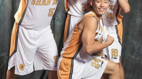 山西男篮众将写真场外：搞怪不停，其乐融融迎新生机