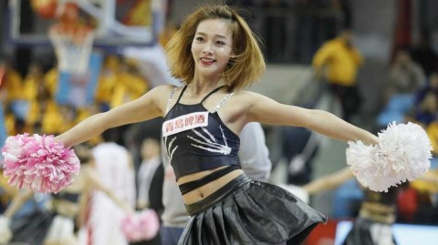 吉林男篮啦啦队长发飘飘 演绎赛场最美风景线