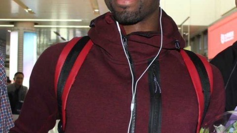 两冠王空降泉城！诺里斯·科尔携父抵济南，热情自拍引爆机场