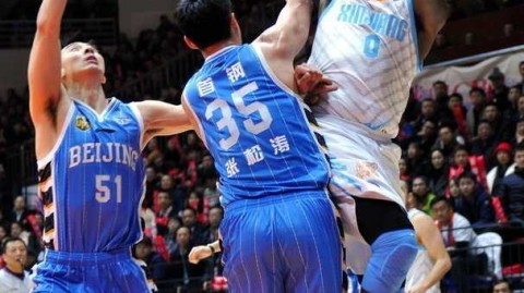 京疆大战季后赛经典瞬间 马布里孤胆英雄周琦伤退