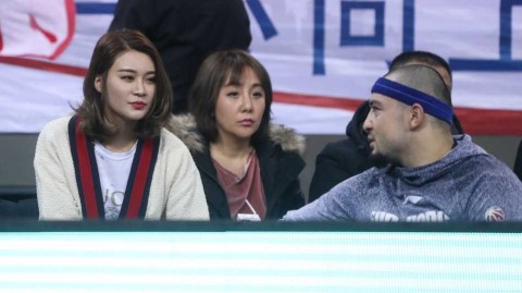 赛场温情与硬汉本色：二〇一八季CBA京疆大战侧记，李根妻子场边观战引热议