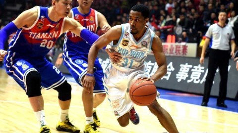 天山之巅的钢铁长城：回看新疆男篮那场血性与荣耀的季后赛史诗