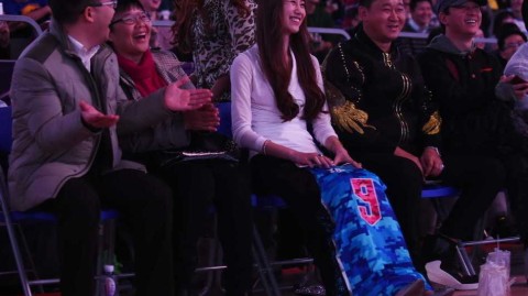 全明星赛场边的最美风景：陈露身披9号战袍，纯真笑颜为孙悦祈福