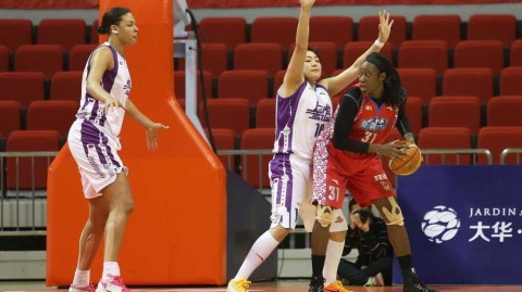 铿锵玫瑰 WCBA 赛场绽放 赵爽坎贝奇共谱女篮热血篇章