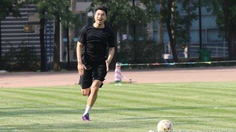 辽篮绿茵场奇遇记：当篮球巨人跨界踢足球，欢乐比比分更重要