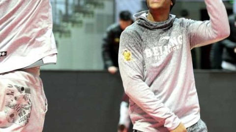 最后一舞前的轻松时刻：马布里备战生涯倒计时，萌趣表情定格传奇瞬间