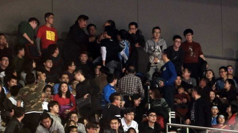 京疆决战夜的五棵松：球迷骚乱与卫冕冠军的悲情谢幕