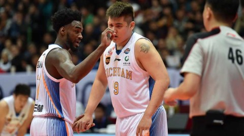 眉骨开裂血染战袍 四川内线徐煜峰浴血奋战的夜晚