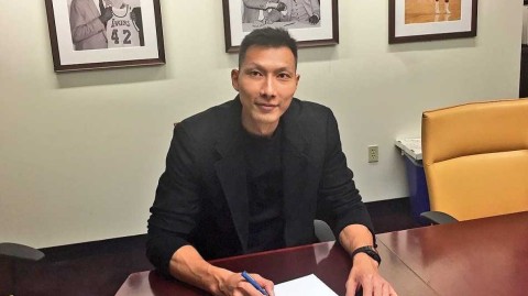 易建联重返NBA加盟湖人，自信微笑开启紫金新篇章