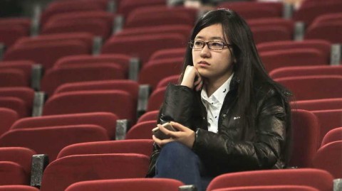 CBA赛场边那一抹温柔色彩，美女球迷点亮第十轮激战