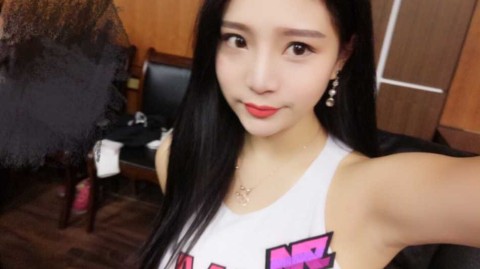 神似柳岩的拉拉队长蒋诗晴：从篮球宝贝到亚运舞台的逆袭人生