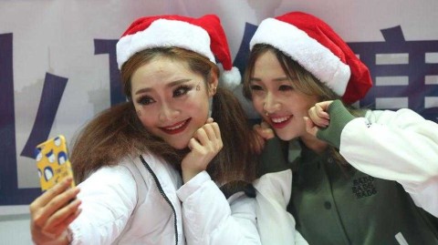 圣诞夜的雅戈尔体育馆：八一男篮背后的篮球宝贝与她们的场下瞬间