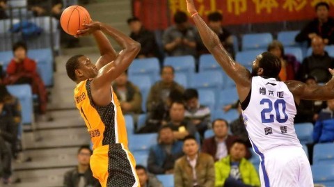 CBA那些年：大帝统治防守，胡雪峰老辣，伤病与热血交织的赛季