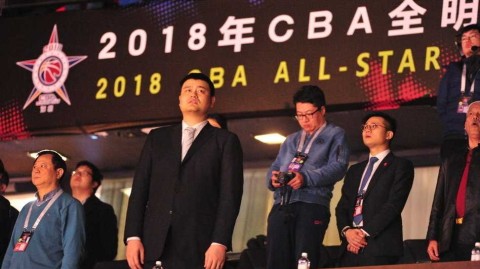 姚明现身星锐赛再送经典表情包 场边萌态引球迷热议