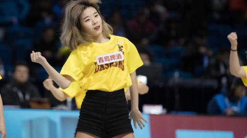 金陵夜战，同曦大胜送八一十连败，篮球宝贝热舞点燃主场激情