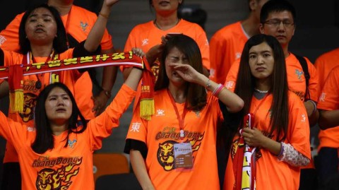 东莞愁云：八冠王主场梦碎，女球迷泪洒赛场