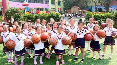 山东茌平童趣篮球操：百名萌娃球场跃动，绽放体能之光