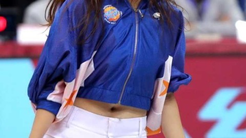 青岛男篮啦啦队娇蛮女巫惊艳赛场