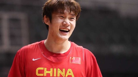 丁彦雨航笑傲赛场：回首巅峰时刻，那一抹灿烂笑容背后的拼搏之路