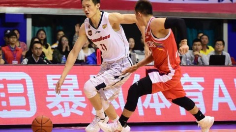 激战时刻：周鹏的罚球与布泽尔的怒吼，那些年我们一起追的篮球记忆