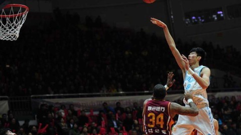 天山之巅：周琦领航飞虎众将，谱写乌鲁木齐夜空下的篮球史诗