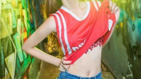 火箭时期周琦的追梦征途与红袍女球迷的深情守望