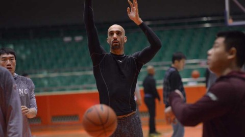 北控男篮全力备战齐鲁之行 兰多夫意外挂彩仍坚持训练