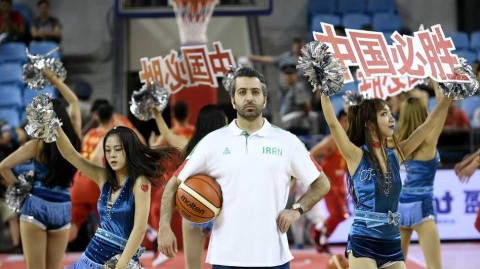 中伊男篮对抗赛：篮球宝贝燃动赛场，红队上演激情逆转