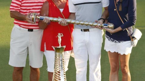 绿茵场畔凝眸处十指紧扣定情时