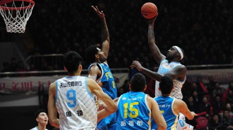 周琦遮天蔽日送火锅 布拉切率新疆铁骑踏碎紫禁勇士