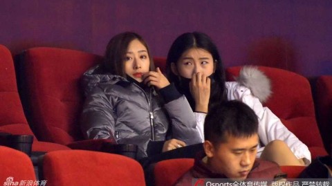 山东男篮太太团助阵，丁彦雨航女友与睢冉妻子看台斗艳