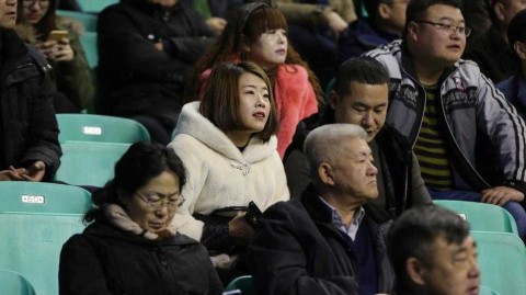 寒冬貂绒助威，辽宁本溪主场球迷彰显豪迈真情