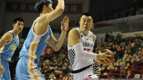 辽篮铁血岁月：韩德君的篮下擎天与郭艾伦的灵动娇影