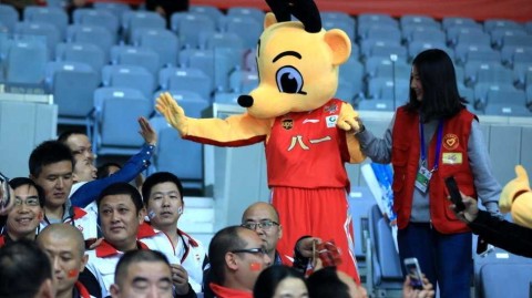 火箭精神燃情看台：八一男篮吉祥物与球迷的难忘互动