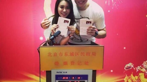 李根与爱人甜蜜领证，从球场硬汉到柔情丈夫的幸福转身