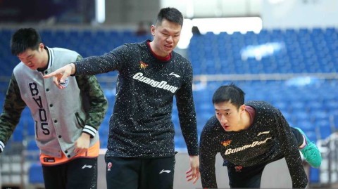 南粤虎将备战急 宏远男篮训练场上的众生相