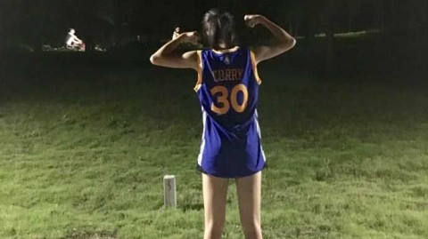 长腿女球迷的库里情节：篮球场边的迷人风景线