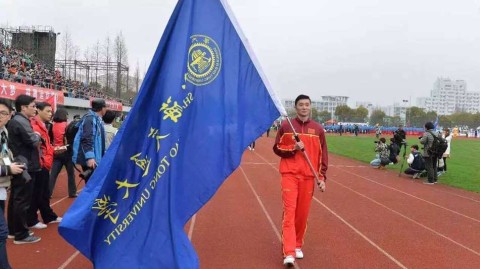 沪上名将重返校园 刘炜担任交大运动会旗手风采依旧