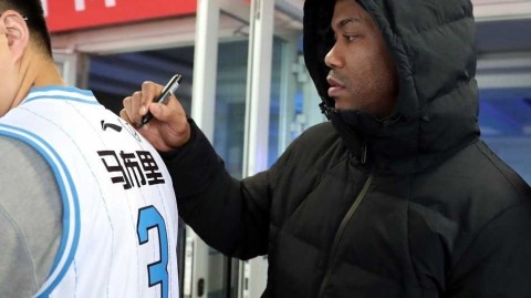 京城岁月留情：马布里为粉丝首钢球衣签名，北控备战显温情