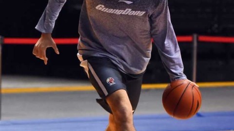 易建联赛前训练展现完美身材 核心力量铸就宏远支柱