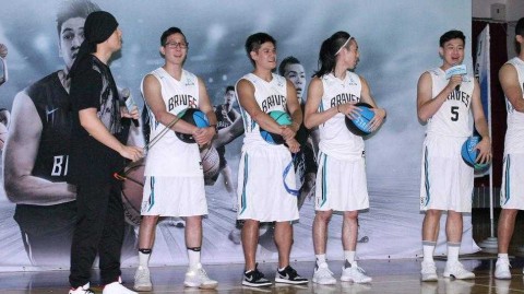 周杰伦裹头巾英姿飒爽现身球场 携富邦勇士为偏乡学童点燃篮球梦